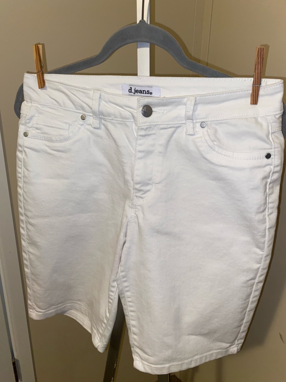d. jeans White Mid-Length Denim Shorts